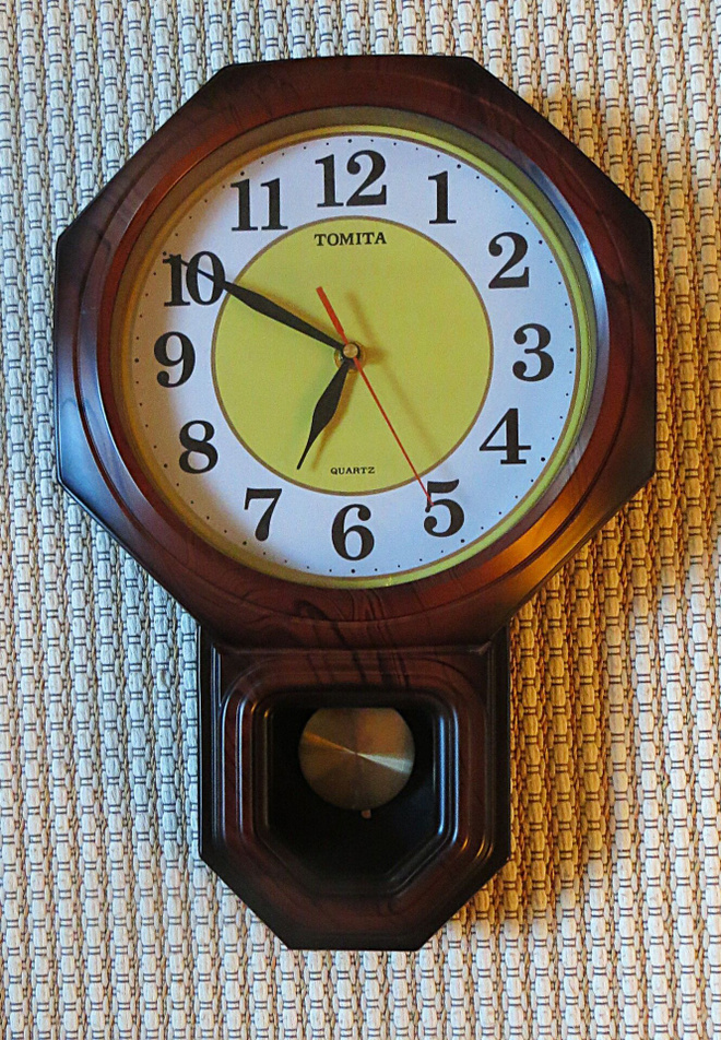 Seinäkello, paristotoiminen Tomita , Quartz.