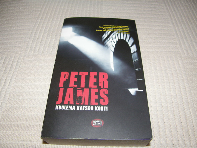 Peter James Kuolema katsoo kohti   -pok