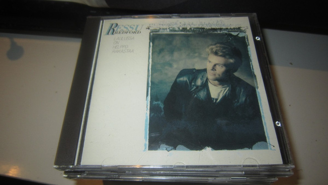 Ressu Redford – Laulussa On Helppo Rakastaa