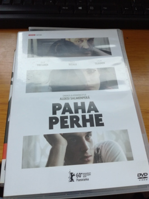 Paha perhe