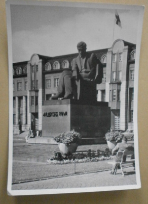 Helsinki, Aleksis  Kiven patsas, rautatientorilla p. 1958