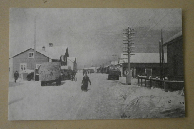Sodankylä, autoja hangessa, Esson huoltoasema, ei p.