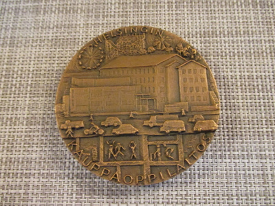 Helsingin Kauppaoppilaitos mitali 1881-1981 /Aimo Tukiainen