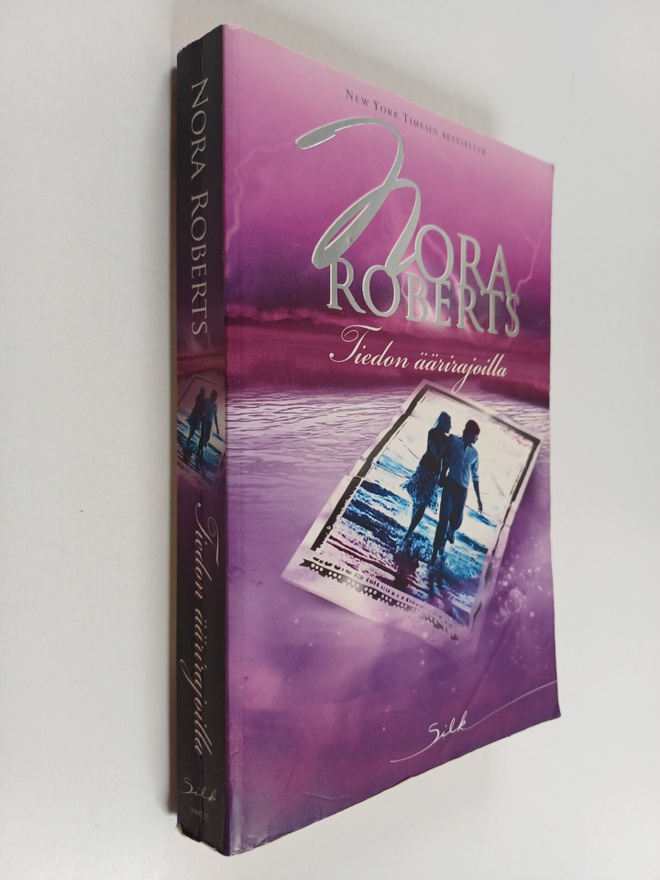 Nora Roberts : Tiedon äärirajoilla