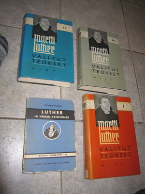 4 MARTTI LUTHER KIRJAA !