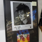 THE CURE TAULU ROBERT SMITHIN NIMMARILLA - pikkukuva 1