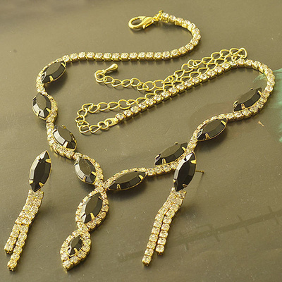 1709 D .. 9K Yellow Gold Black Sapphire .. Kaulakoru