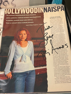 Tori Amos nimikirjoitus lehtikuvassa