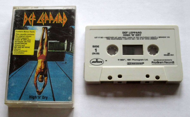 DEF LEPPARD High N Dry Bonus Biiseillä C-KASETTI