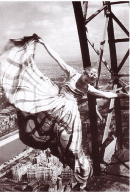 Nainen Eiffelin tornissa 1938
