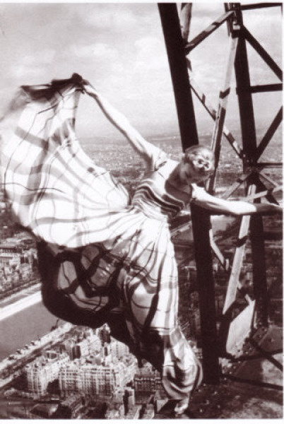 Nainen Eiffelin tornissa 1938