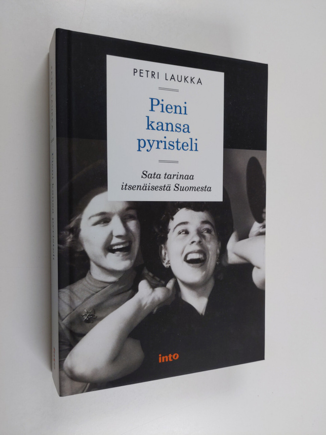 Petri Laukka : Pieni kansa pyristeli : sata tarinaa itsen...