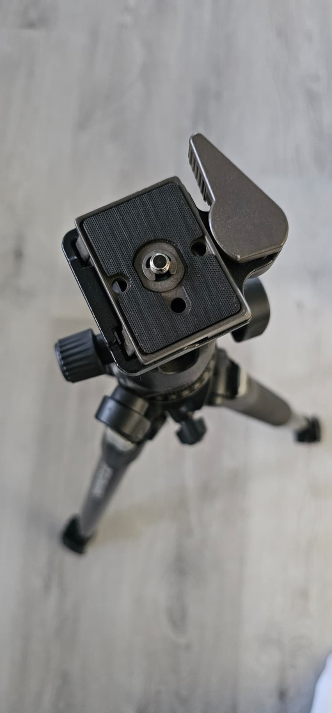 Manfrotto 055XPROB -jalusta ja 498RC2-kuulapää.