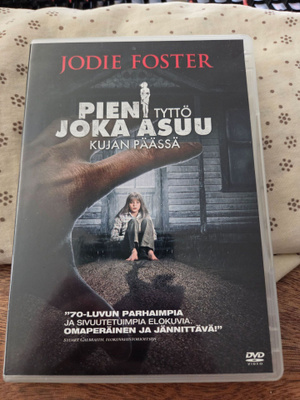 Pieni Tyttö Joka Asuu Kujan Päässä