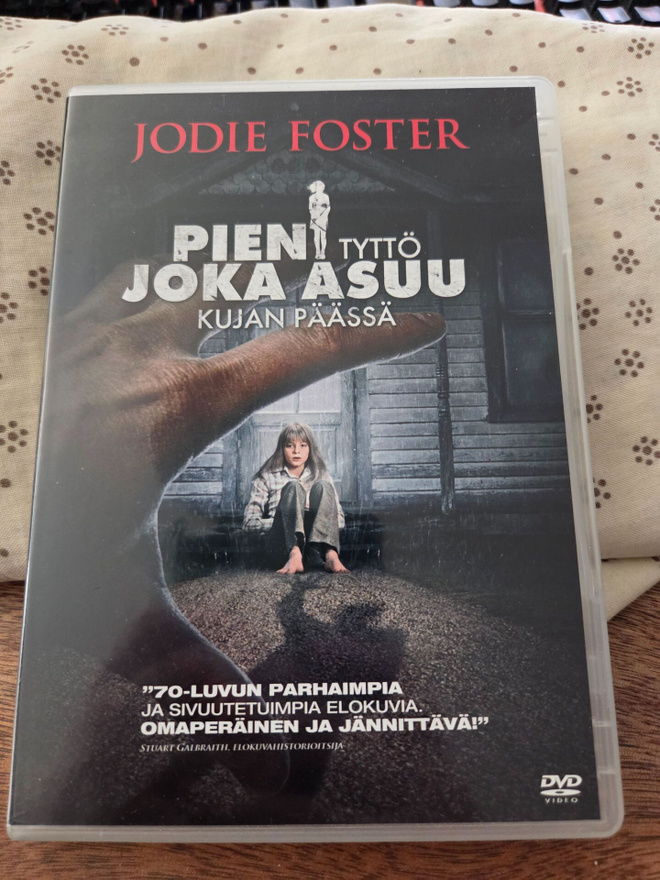 Pieni Tyttö Joka Asuu Kujan Päässä