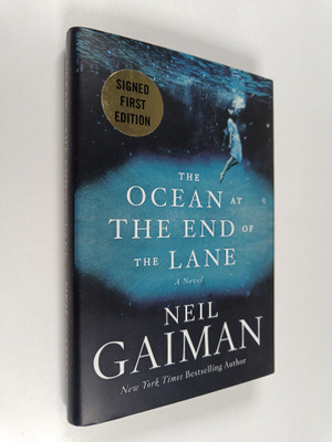 Neil Gaiman : The ocean at the end of the lane (signeerattu)