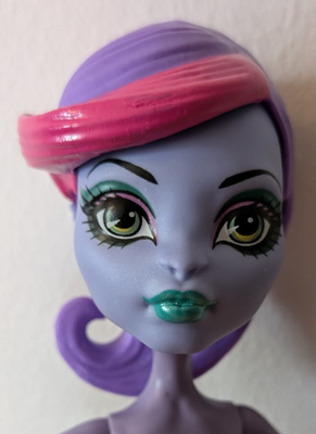 Monster High-nukke peruukilla