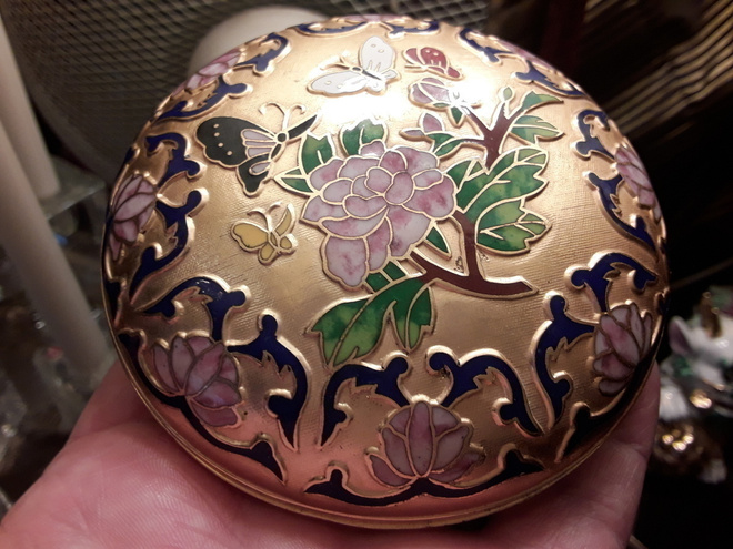 Cloisonne korulipas. Kuin kullattu pinta . Upea