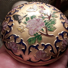 Cloisonne korulipas. Kuin kullattu pinta . Upea - pikkukuva 1
