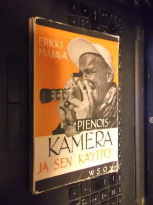 Erkki Majava: Pienoiskamera ja sen käyttö (1 p. 1943) Sis.pk