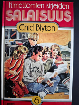 Enid Blyton Salaisuus ja 4 viisikko kirjaa