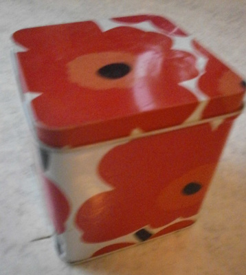 Marimekko, pieni Punainen unikko -peltirasia