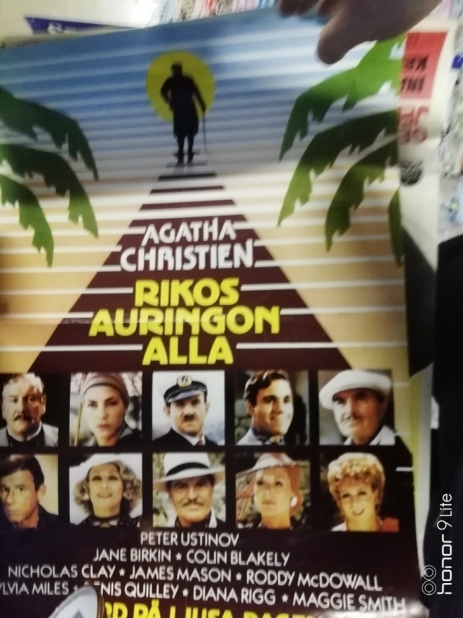 Elokuvajuliste Agatha christie rikos auringon alla