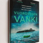 S. K. Tremayne : Vuoroveden vanki - pikkukuva 1