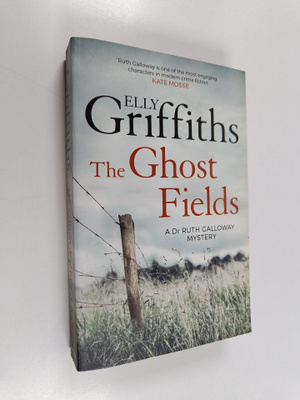 Elly Griffiths : The ghost fields : a Dr Ruth Galloway my...