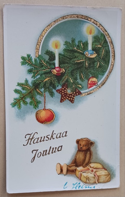 Koristeltu joulukuusen oksa, kynttilät, lahjoja, kulk.