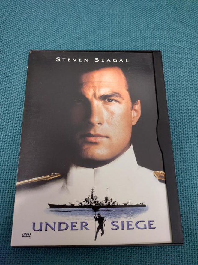KAAPPAUS MERELLÄ (Steven Seagal)***