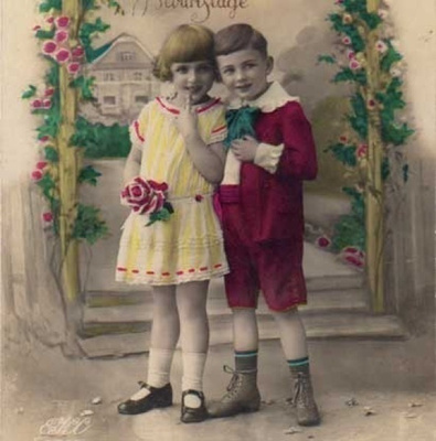 LAPSI / Hymyilevä lapsipari ruusukaaren alla. 1930-l.