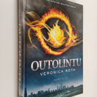 Veronica Roth : Outolintu - pikkukuva 1