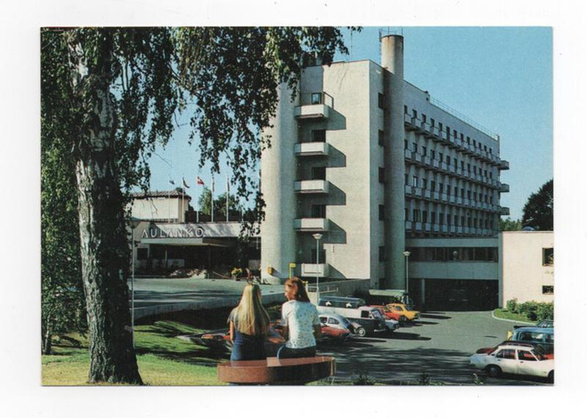 HÄMEENLINNA: Aulanko. hotelli, kaksi naista ja autoja