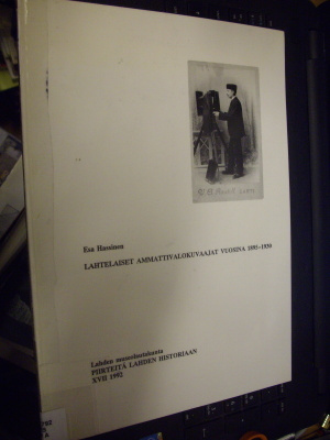 Hassinen : Lahtelaiset ammattivalokuvaajat 1895-1930