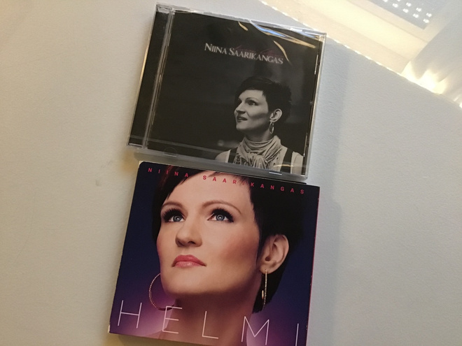 Niina Saarikangas 2 x CD toinen muoveissa, toisessa nimmari