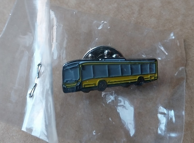 Linja-auto - bussi pinssi - uusi - muovissa