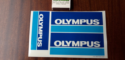 Olympus tarra, 1 arkki ja siinä 3 Olympus tarraa
