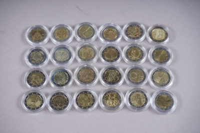 1145. 24kpl suomalaisia 2€ juhlarahoja.