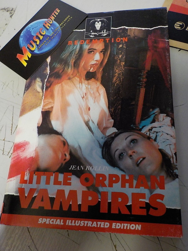 LITTLE ORPHAN VAMPIRES KIRJA (w)