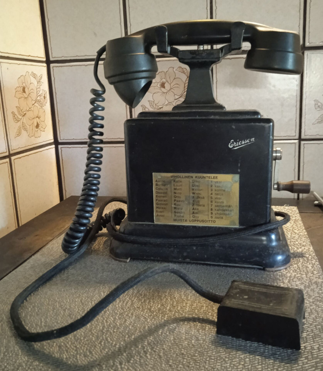Puolustusvoimien Ericsson DAL 1001 -puhelin