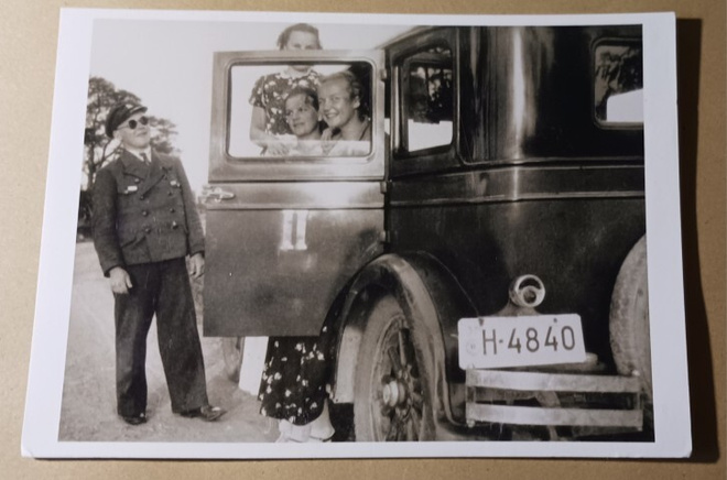 Hämeenlinna, vuokra-autoilija Kauko Laine asiakkaineeen 1937