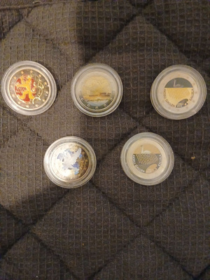 2€ juhlarahoja värillisiä