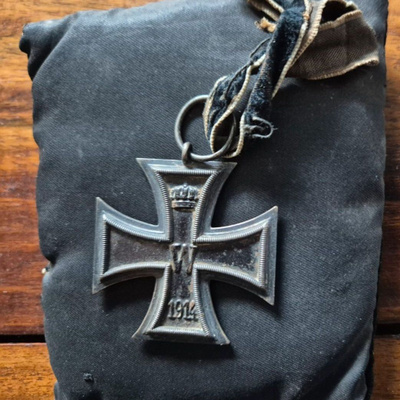 Rautaristi 1914 (2. luokka) – Aito WWI-kunniamerkki nauhalla