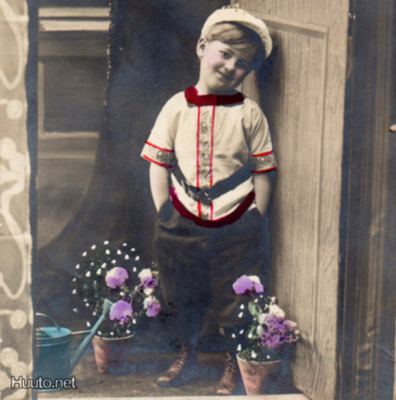 LAPSI / Vekkuli poika ovella kädet taskuissa. 1900-l.