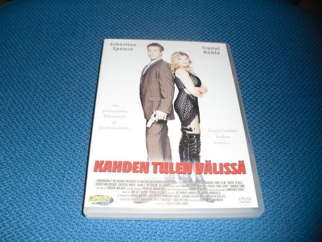 KAHDEN TULEN VÄLISSÄ (Sebastian Spence)***