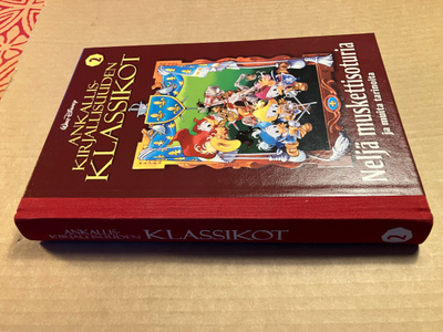DISNEY ANKALLISKIRJALLISUUDEN KLASSIKOT 2 NELJÄ MUSKETT HYVÄ