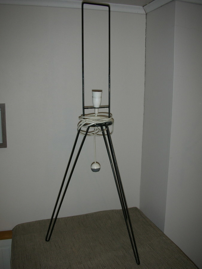 vintage jalkalampun metallinen kolmijalka