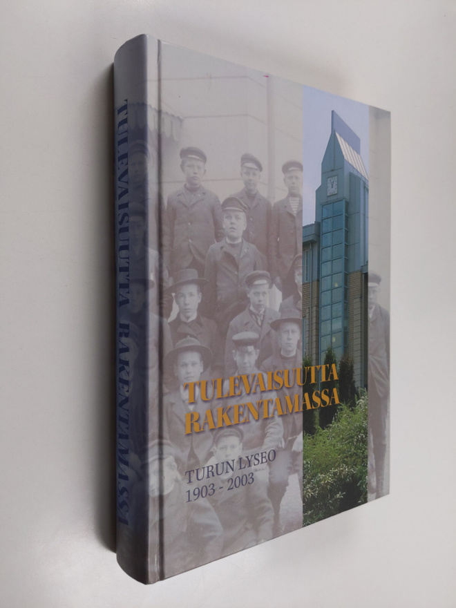 Tulevaisuutta rakentamassa : Turun lyseo 1903-2003