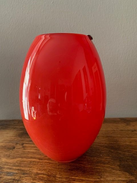 Marimekko punainen maljakko, Ristomatti Ratia.